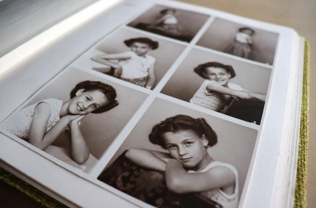 Ritt Bjerregaards fotoalbum med billeder af hende i teenagealderen.