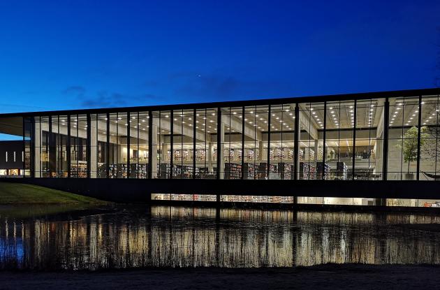 Roskilde Universitetsbibliotek. Bygningen set udefra ved aften