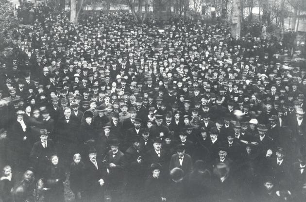 H. P. Hanssen holder tale fra balkonen i Folkehjem 17. november 1918.