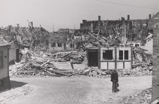 Fotografi af bygninger i Rønne i ruiner efter bombeangreb fra russerne.