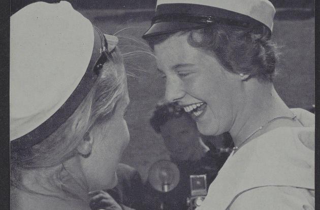 Prinsesse Margrethe II smiler til en medstuderende i studenterhue