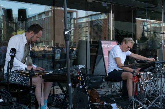 Emil de Wall og Gustav Ljunggren spiller jazz foran Den Sorte Diamant