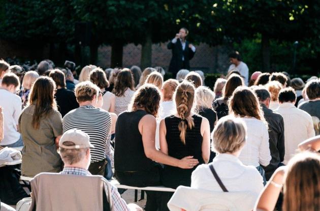 Billede af publikum til Bibliotekshaven LIVE