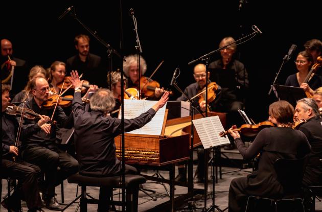 Orkester med dirrigent og strygere