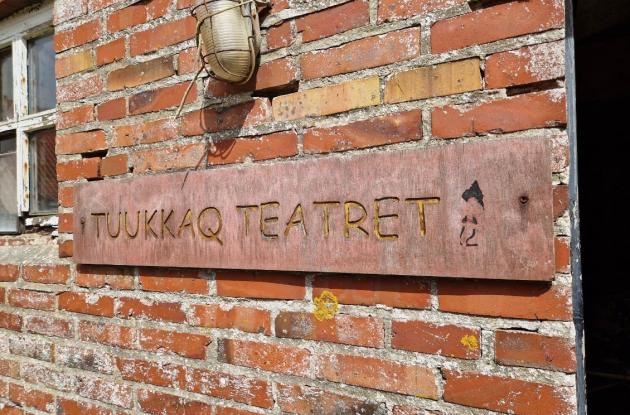 Fotografi af indgangen til Tuukkaq teatret.