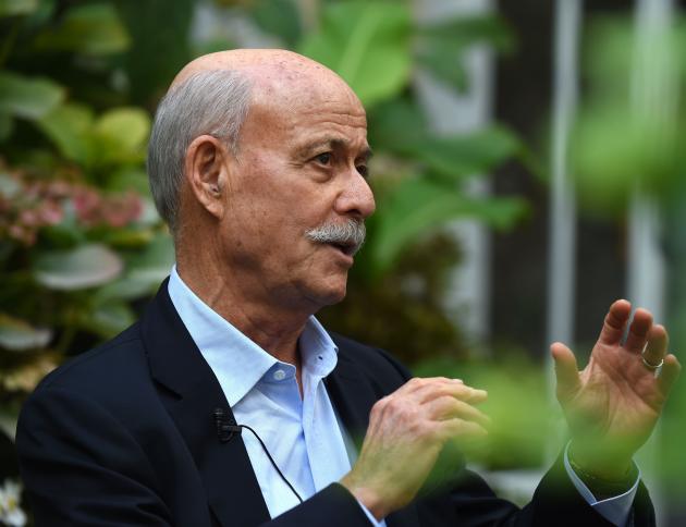 Foto af Jeremy Rifkin, der gestikulerer foran et grønt område