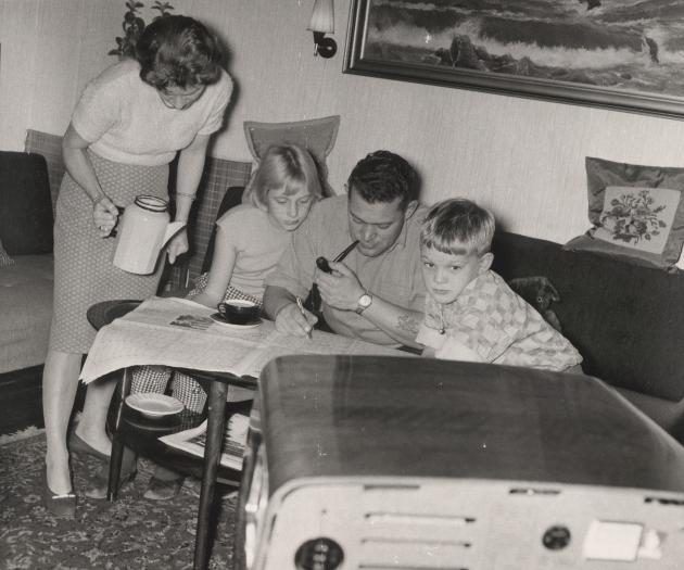 Familie foran TV til valg, 1960