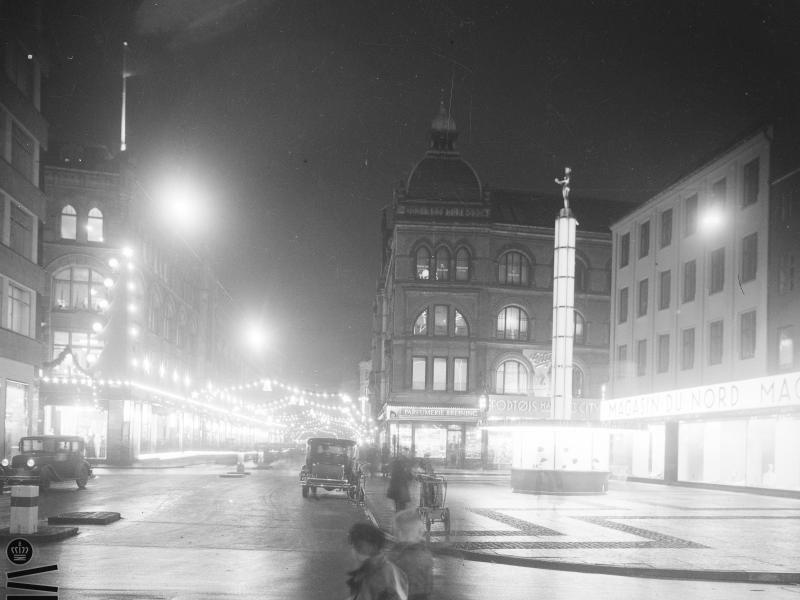 Bremerholm og Magasins Torv om natten med lys i gaden og biler på vejene