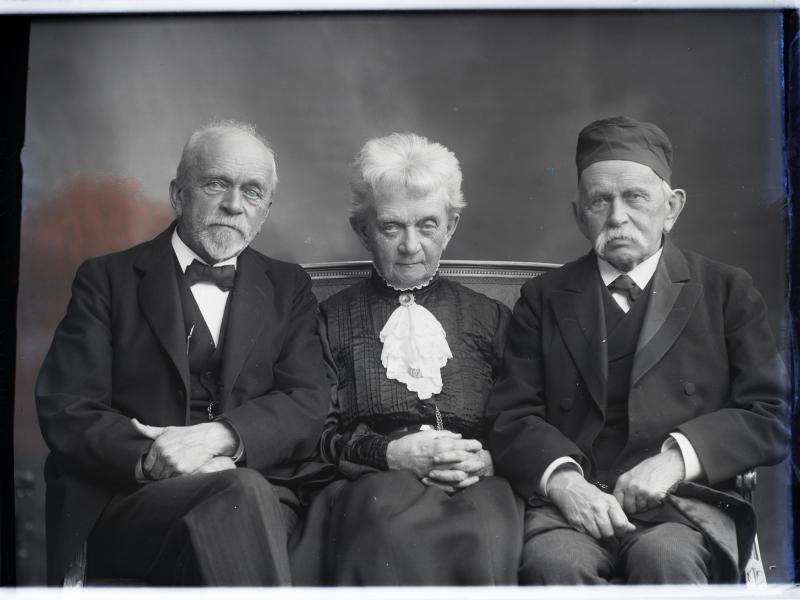 The painter Emilie Mundt photographed with her brothers.