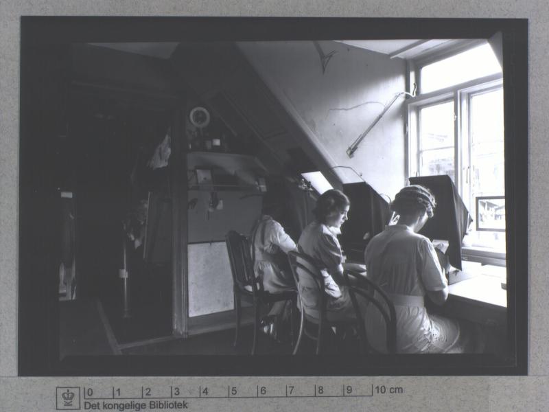 Women at the retouching boxes at the photographer Peter Elfelt in Ny Østergade.